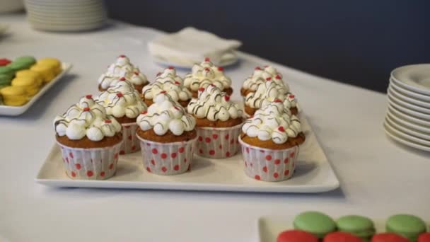 Capcakes with white cream and red berries on a white dish — Stock Video