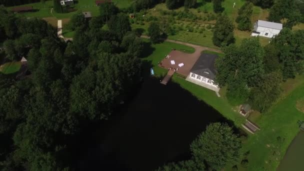 Belle décoration de cérémonie de mariage. Drone Aerail tourné dans le parc avec étang et bâtiment du palais, côté campagne .