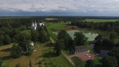 Güzel düğün töreni dekorasyon. Aerail uçak park su birikintisi ve bina, Sarayı kırlarda ile vurdu.