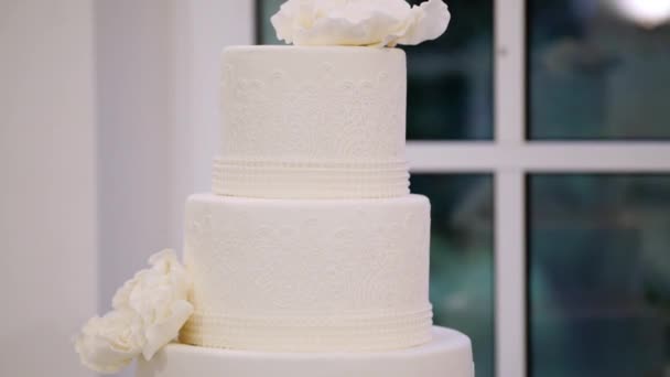 Четыре яруса белого свадебного торта в ресторане — стоковое видео