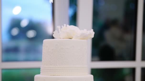 Czterech warstwowych biały tort weselny w restauracji — Wideo stockowe