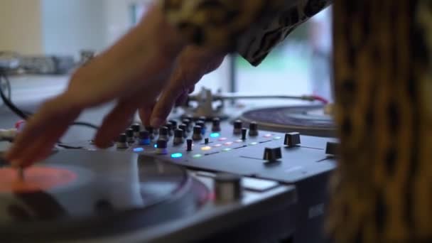 비닐-상트페테르부르크, 러시아-2018 년 8 월 11 일: 음악. 이벤트 기간 동안 클럽에서 음악을 믹싱 하는 Dj를 손 — 비디오