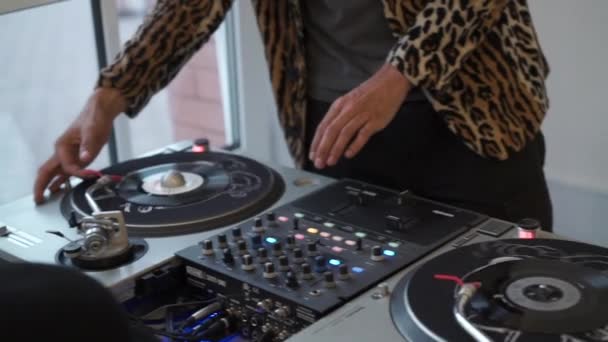 SAINT-PETERSBURG, RÚSSIA - 11 de agosto de 2018: Música de vinil. Mãos DJ misturando música no clube durante o evento — Vídeo de Stock