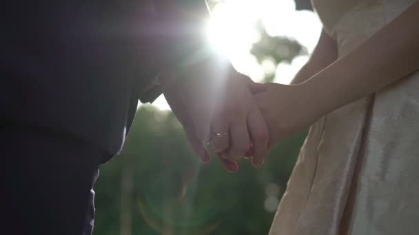 花嫁と新郎の手を握って — ストック動画