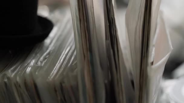 Колекція старих вінілових рекордів з рукавами . — стокове відео