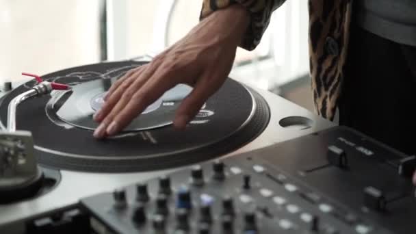 SAINT-PETERSBURG, RUSSIA - HARUS 11, 2018: Musik dari vinyl. Tangan DJ pencampuran musik di klub selama acara — Stok Video