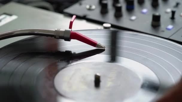 Musique de vinyle. DJ mains mélangeant de la musique au club pendant l'événement — Video
