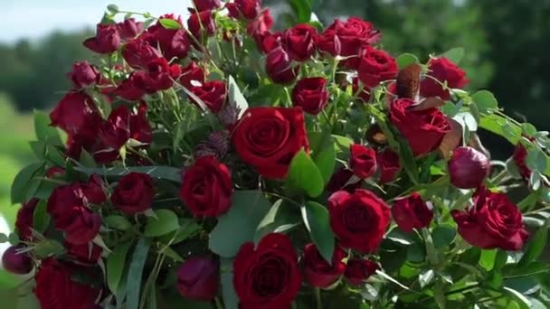 Kırmızı gül çiçekler kompozisyon buketleri kırsal yaz güneşli gün düğün töreninde — Stok video