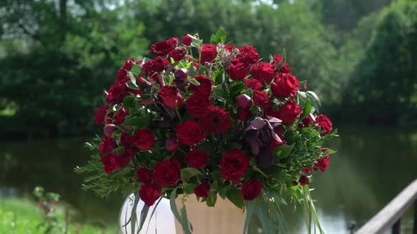Red roses flowers composition bouquets at wedding ceremony at countryside at summer sunny day — Stock Video