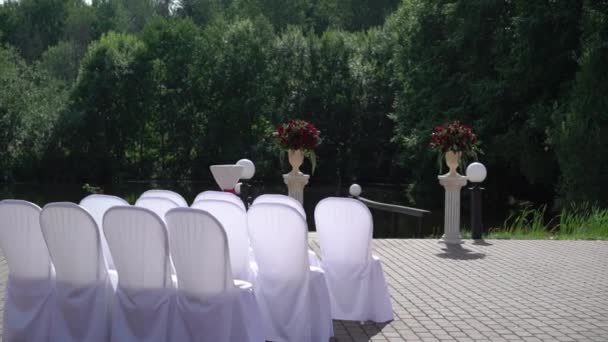 Gyönyörű esküvői szertartás dekoráció Park-tó, és a palota, vidék. — Stock videók