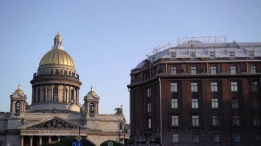 Saint-Petersburg, Rusya Federasyonu-Jly 18, 2018: St Isaacs Katedrali hotel Astoria St. Isaacs meydanda sabahın erken saatlerinde ve mavi gökyüzü altında