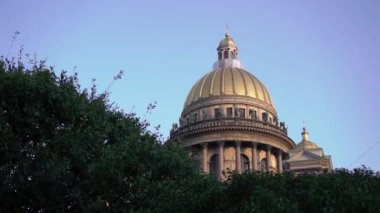 St Isaacs Katedrali sabahın erken saatlerinde St. Isaacs meydanında mavi gökyüzünün altında