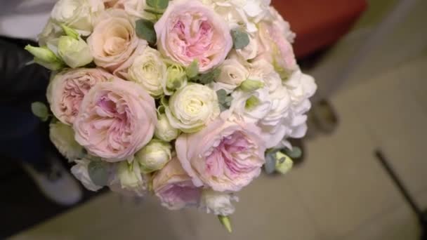 Весільний Весільний Букет Рожевих Білих Троянд Жінка Флорист Тримає Квіти — стокове відео