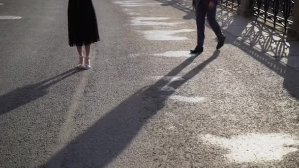 Man kommer till ung kvinna på en gata. Par omfamnar sin dag i en stadsgata på tidigt på morgonen, skuggor på grund — Stockvideo