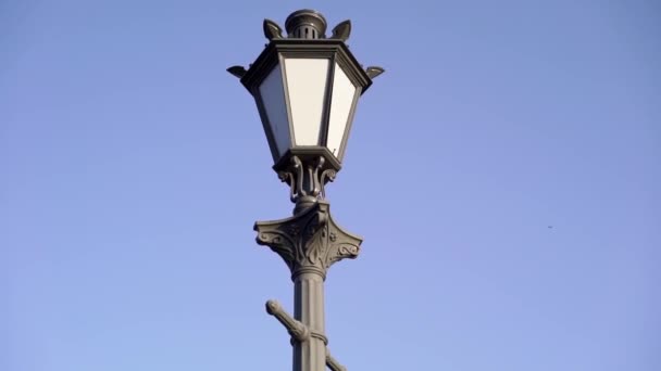 Retro vintage street lamp in a city — Stock Video