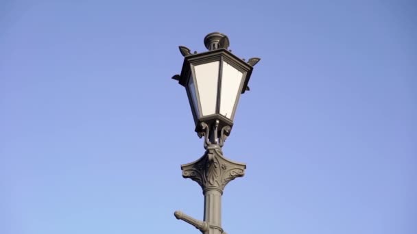 Ретро-винтажная уличная лампа в городе — стоковое видео