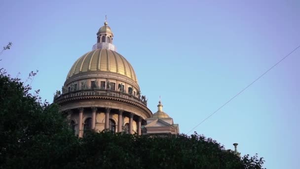 Katedral St. Isaacs di bawah langit biru di St. Isaacs Square di pagi hari — Stok Video