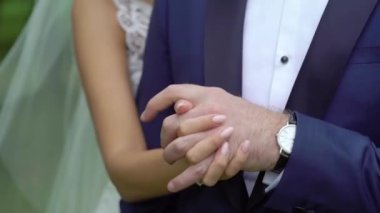 Damat ve gelin parkta kucaklayan