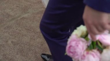 Açık gelin ve damat çiçek buketi holding