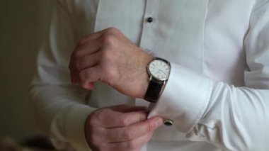 Onun kol saati, adam saat el koyarak, damat düğün töreni önce sabah hazırlanıyor zamanında kontrol işadamı