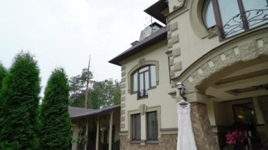 Beyaz gelinlik dantel ile. Gelin kıyafeti açık havada