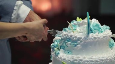 Gelin ve damat düğün pastasını kesti.