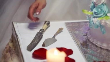 Gelin ve damat düğün pastasını kesti.