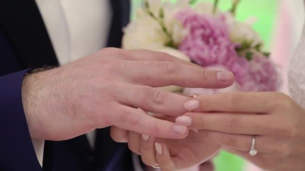 Dzień ślubu. Pan młody umieszcza pierścień na rękę panny młode. — Wideo stockowe
