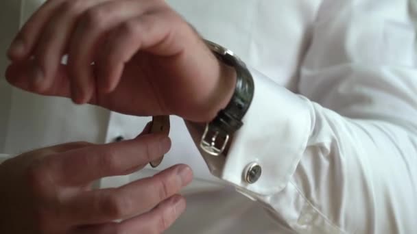 Geschäftsmann, der die Uhrzeit an seiner Armbanduhr überprüft, Mann, der die Uhr an der Hand hält, Bräutigam, der morgens vor der Trauung fertig wird — Stockvideo