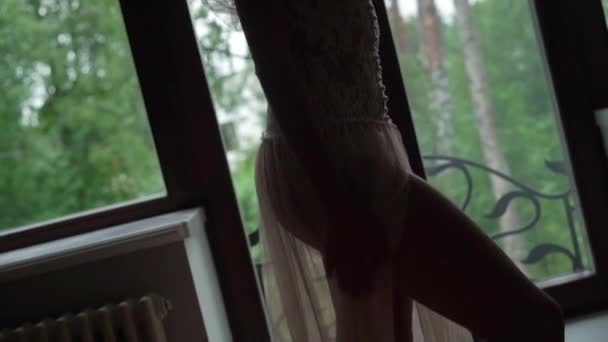 Jovem mulher bonita forte posando no quarto em lingerie — Vídeo de Stock