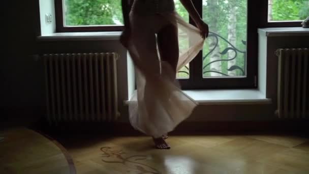 Молодая сильная красивая женщина позирует в спальне в нижнем белье — стоковое видео