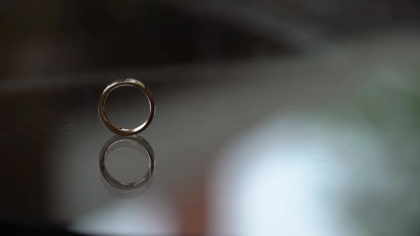 ガラスのテーブルにロール結婚ダイヤモンドと黄金の指輪 — ストック動画