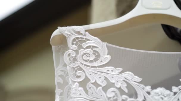 Белое свадебное платье с кружевами. Свадебное платье на открытом воздухе — стоковое видео