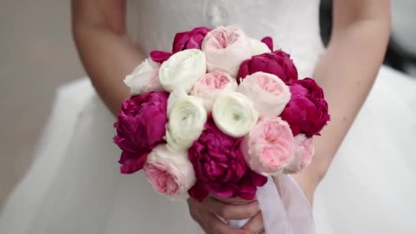 Noiva segurando buquê de rosas brancas, rosa e vermelhas. A acenar fitas. Abrandamento ao ar livre — Vídeo de Stock