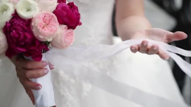 Noiva segurando buquê de rosas brancas, rosa e vermelhas. A acenar fitas. Abrandamento ao ar livre — Vídeo de Stock