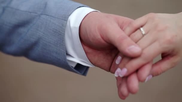 Muž a žena užívat a drželi se za ruce, starat se a vzájemně si pomáhat. Pomoc a sdílení myšlenek — Stock video