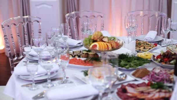 Mesas definidas para uma festa de evento ou recepção de casamento. luxo mesa elegante definir jantar em um restaurante. copos e pratos . — Vídeo de Stock