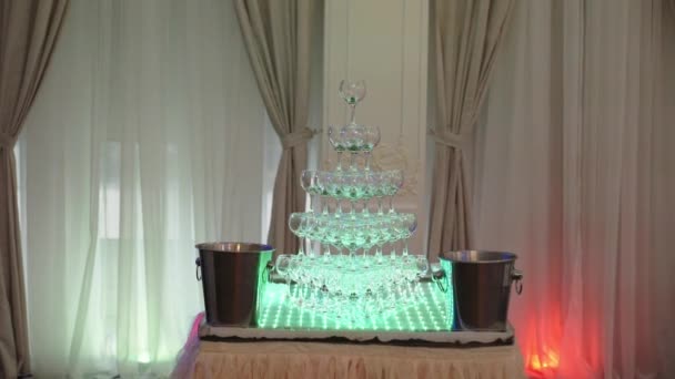 Pyramid of glasses of wine or champagne — Stock Video