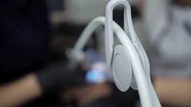 Diş hekimi diş kliniği kadın hastada tedavi. Kadın profesyonel doktor stomatologist iş başında. Diş işaretleyiniz