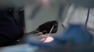 Diş hekimi diş kliniği kadın hastada tedavi. Kadın profesyonel doktor stomatologist iş başında. Diş işaretleyiniz