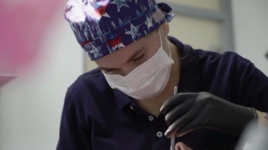 Diş hekimi diş kliniği kadın hastada tedavi. Kadın profesyonel doktor stomatologist iş başında. Diş işaretleyiniz