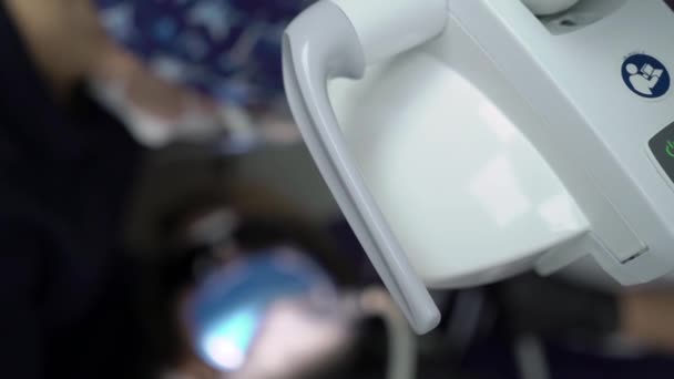 Tandläkare som behandlar tänder till kvinnlig patient på klinik. Kvinnliga professionella läkare tandläkare på jobbet. Dental check upp — Stockvideo