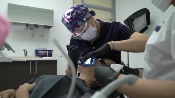 Zubař léčení zubů žena pacientovi v klinice. Ženský lékař stomatolog v práci. Zubní prohlídka — Stock video