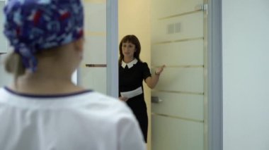 Resepsiyonist ve doktor hastanede müşteri ile