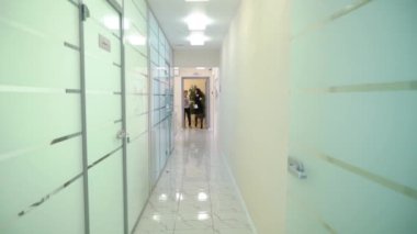 Resepsiyonist ve doktor hastanede müşteri ile