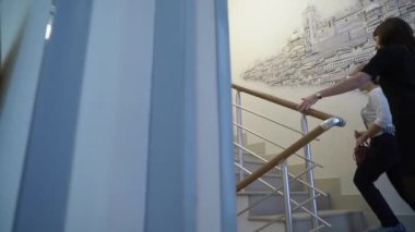 Resepsiyonist ve doktor hastanede müşteri ile