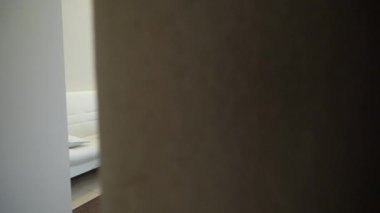 Bayan hasta tıbbi bir ofiste bazı belgelerin imzalanması