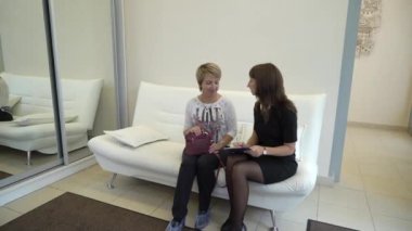 Bayan hasta tıbbi bir ofiste bazı belgelerin imzalanması