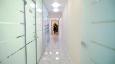 Resepsiyonist ve doktor hastanede müşteri ile