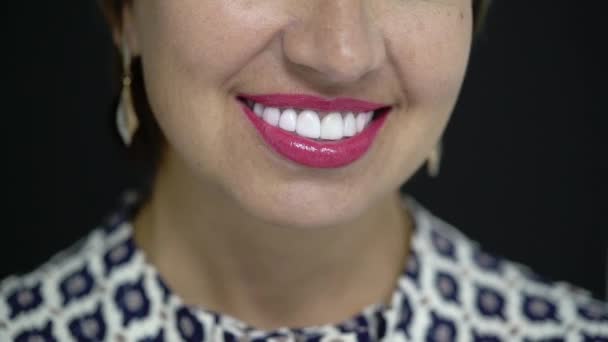 Dental en teethcare care concept. Portret van prachtig, schattig, knap, gember bejaarde glimlachen. — Stockvideo